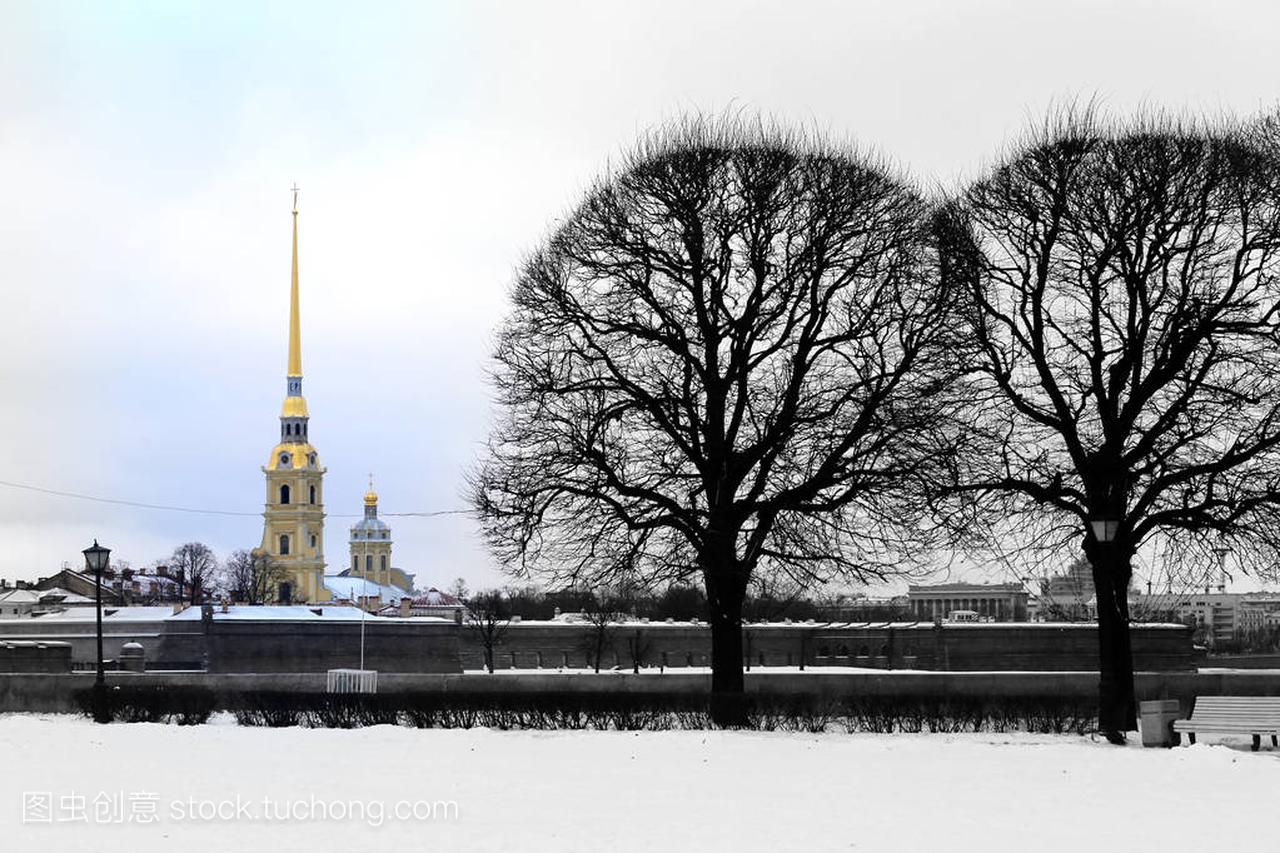 相片美丽的冬天风景在圣彼得堡在俄国的城市
