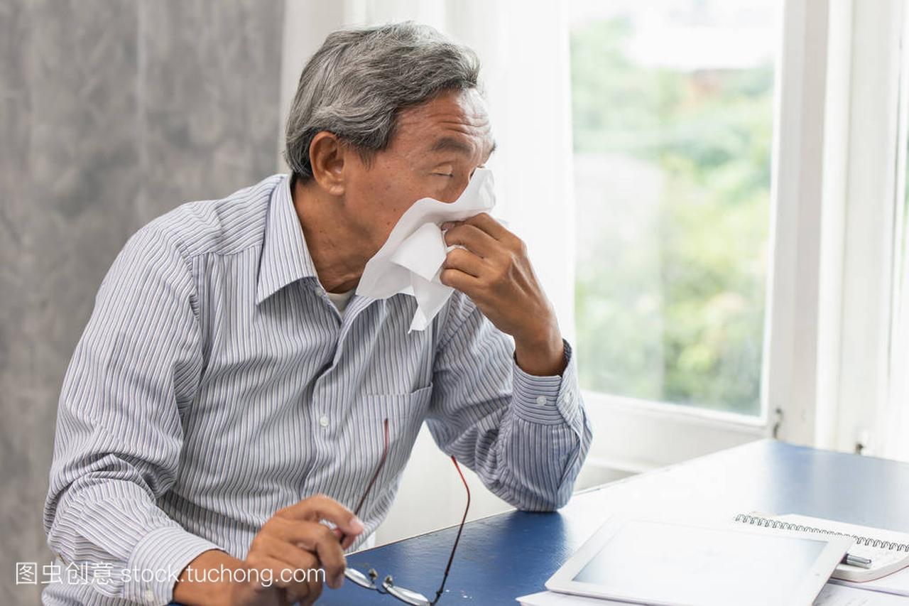 亚洲老人因流感和流鼻涕生病季节变化