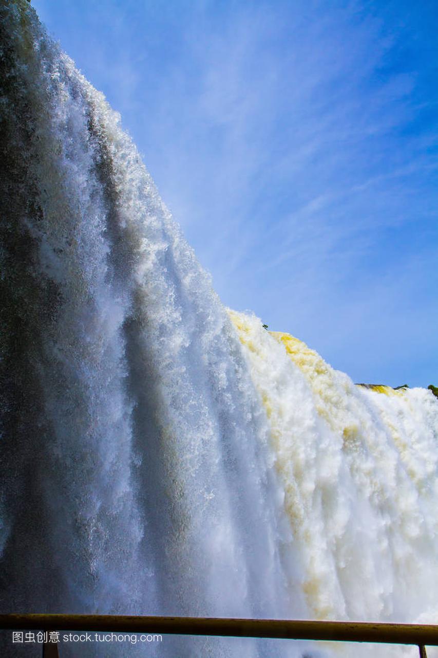 苏伊瓜瀑布在南美洲, 在两个国家的边界: 巴西和