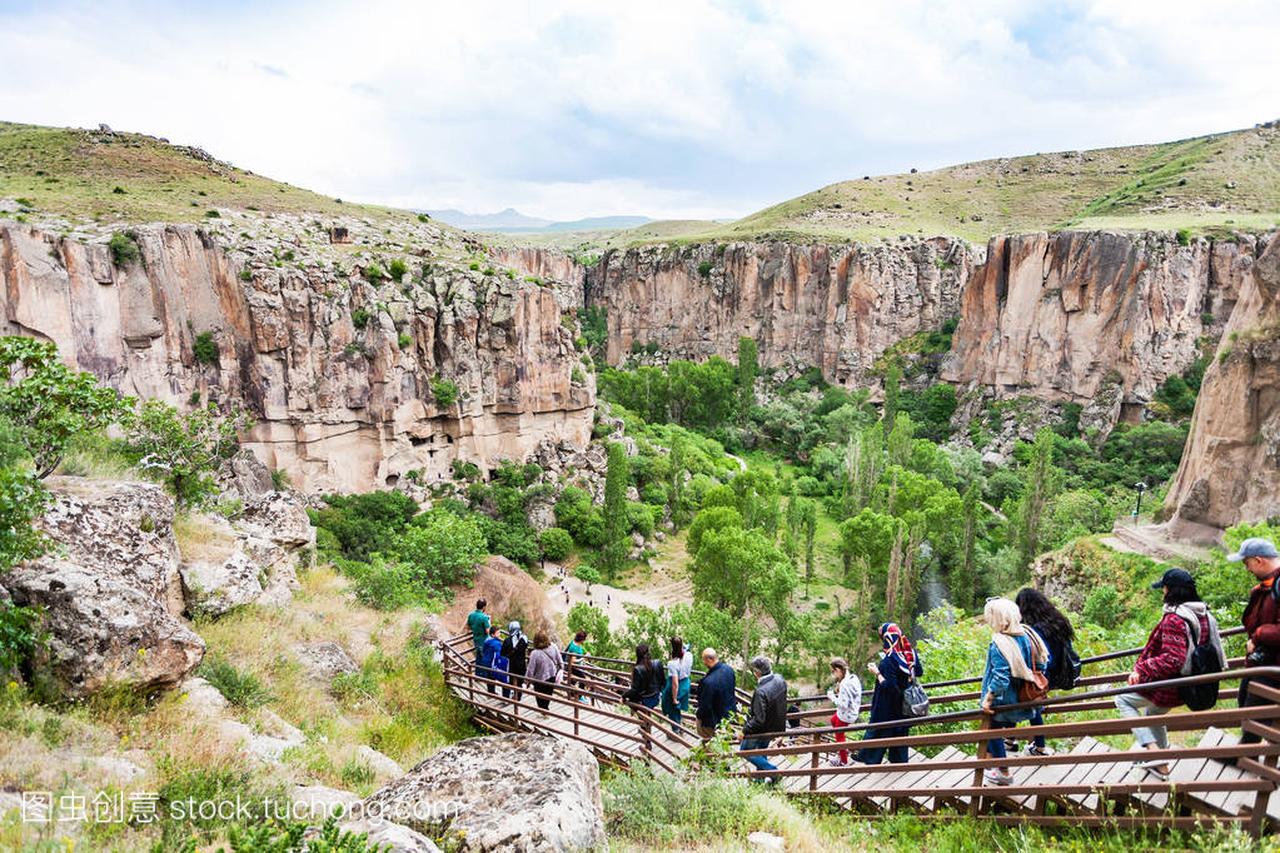 Ihlara 山谷, 土耳其-2018年5月6日: 游客步行到