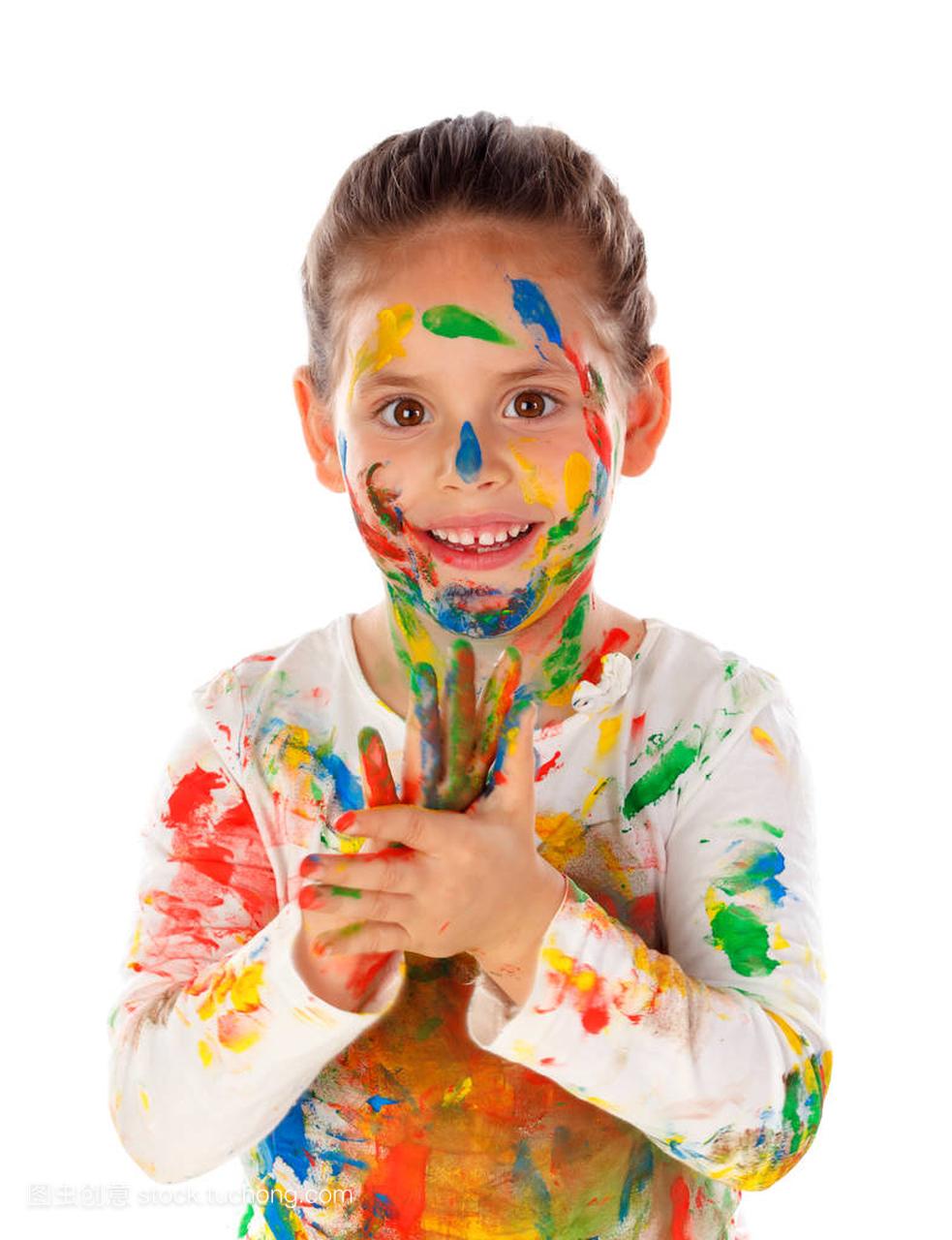 滑稽的女孩用手和脸覆盖在白色背景上的油漆隔