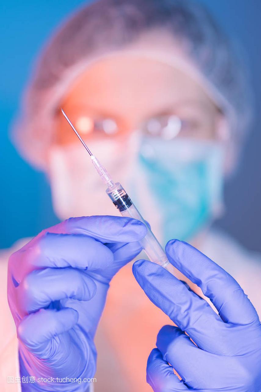 医院医疗医生和注射器接种 Mmr 疫苗的概念