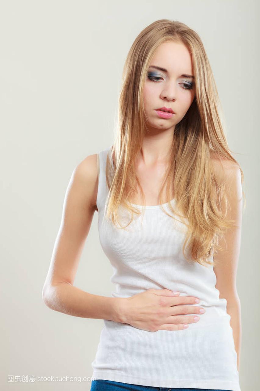 腹痛、 消化不良或月经。年轻女子患胃