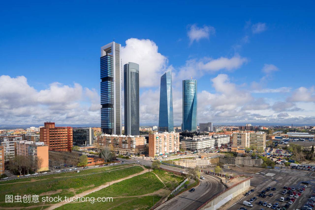 马德里, 西班牙金融区天际线和蓝天在白天的时间
