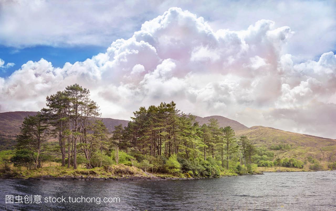 美丽的风景与身体水和积云云彩在南爱尔兰