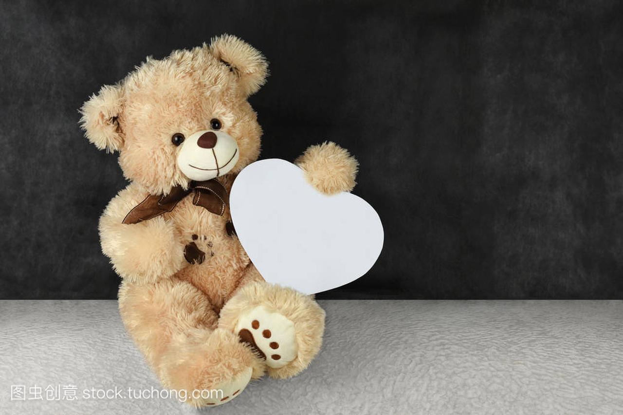 有爱心的泰迪熊祝你情人节快乐!