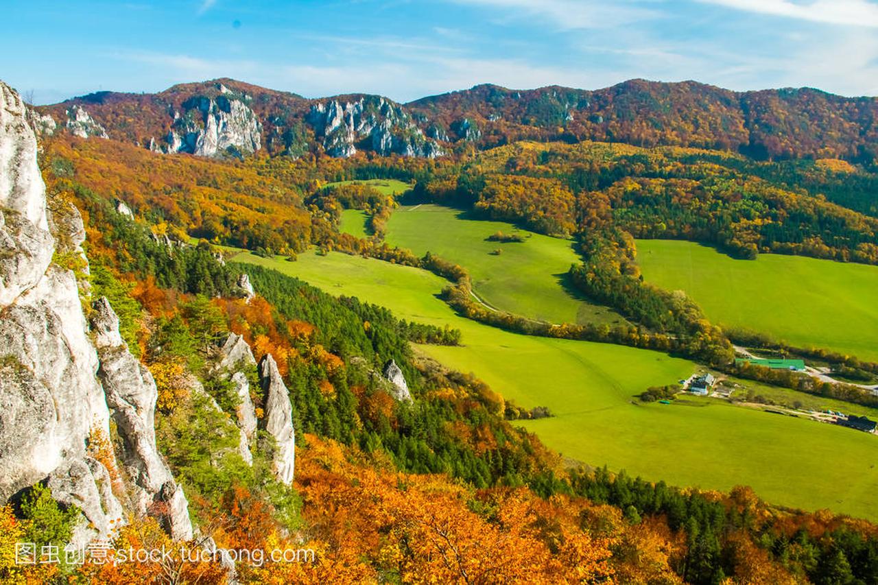 在 Sulov 岩石自然保护区在秋天在斯洛伐克, 欧洲