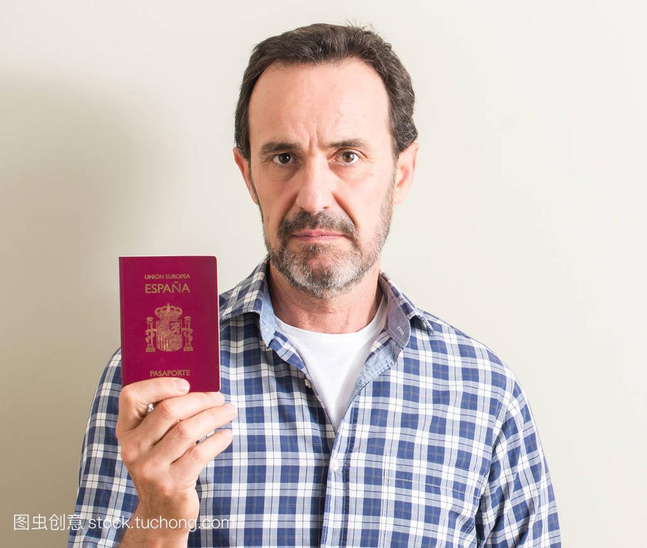 持有西班牙护照的资深男士, 自信地表达了对聪