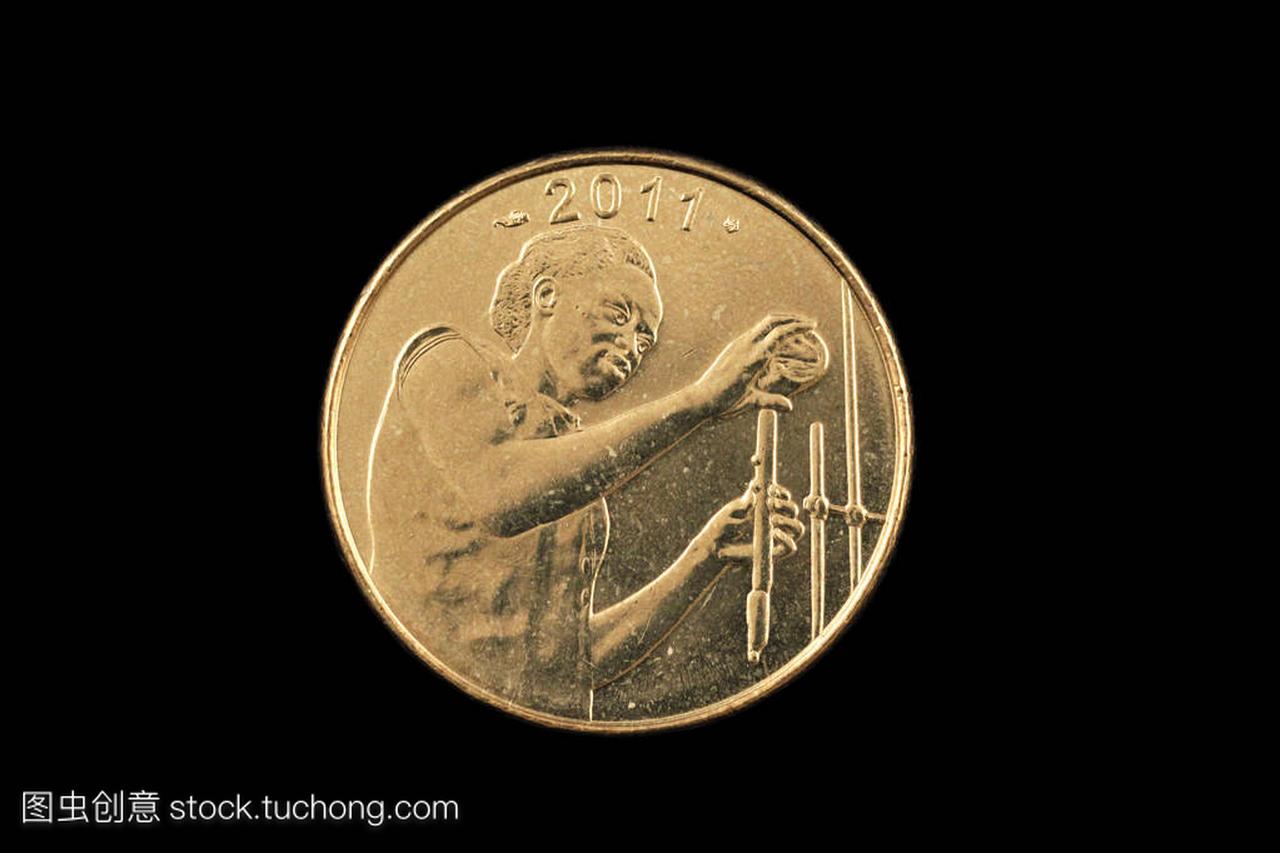 25西非法郎硬币在黑色背景下的特写图像