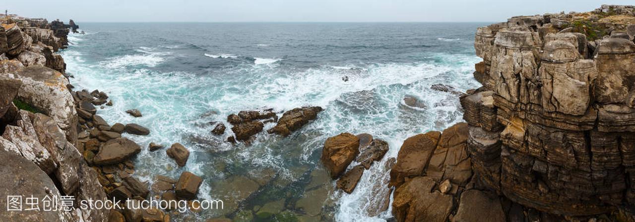 夏天大西洋海岩石海岸风景在多云天气 (里斯本