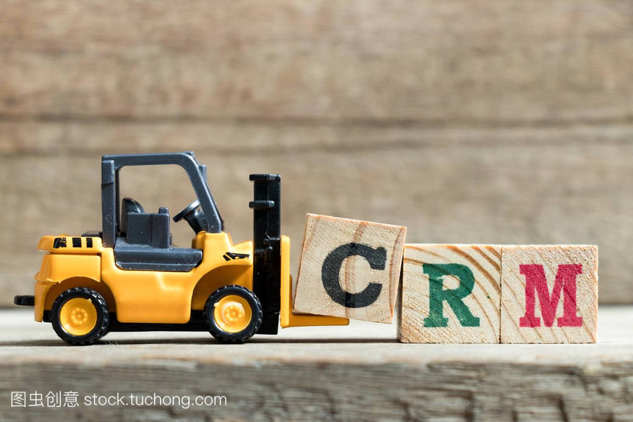 玩具黄色叉车持有字母块完成字 Crm (客户关系
