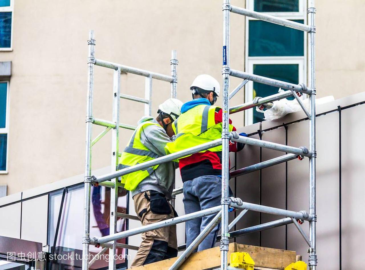伦敦, 英国-2015年6月9日: 两名建筑工人, 穿着