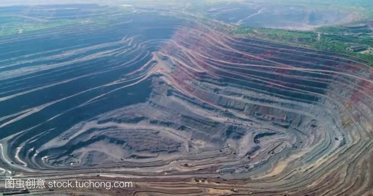 露天采矿采石场有大量机械作业的鸟瞰图