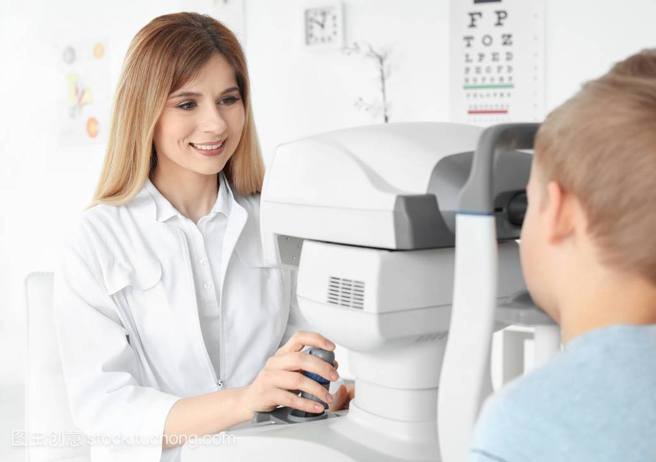 眼科医生检查小男孩在诊所