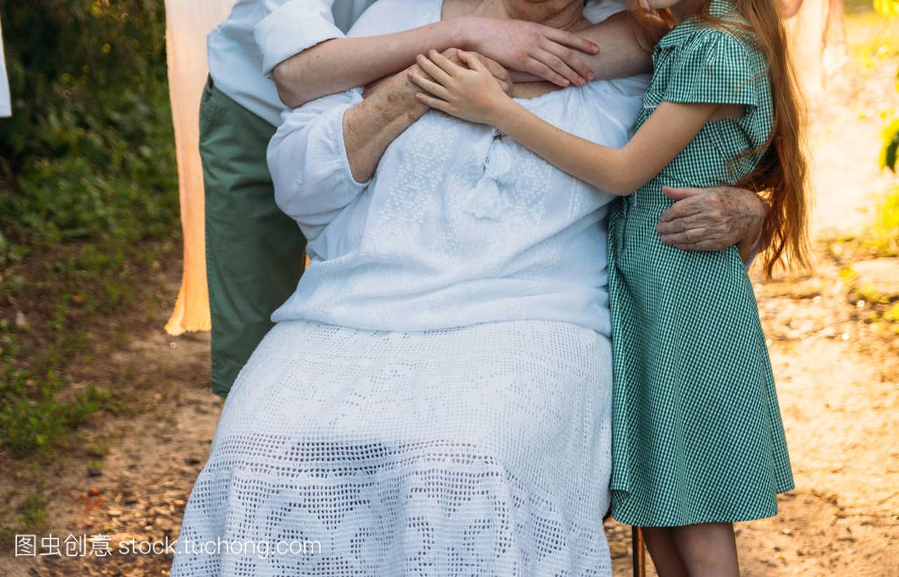 孙子孙女, 抱着祖母的孩子, 老妇人。会见祖母和