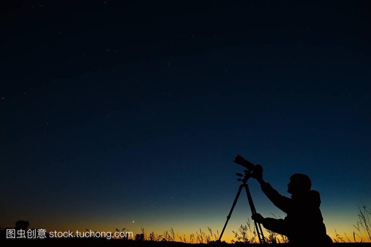 The astronomer photographs the night 