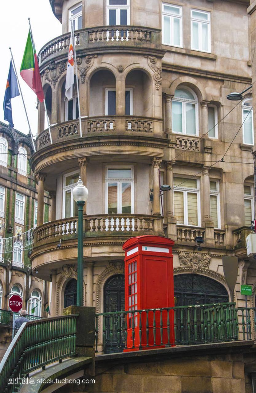 位于葡萄牙波尔图历史中心的红电话亭