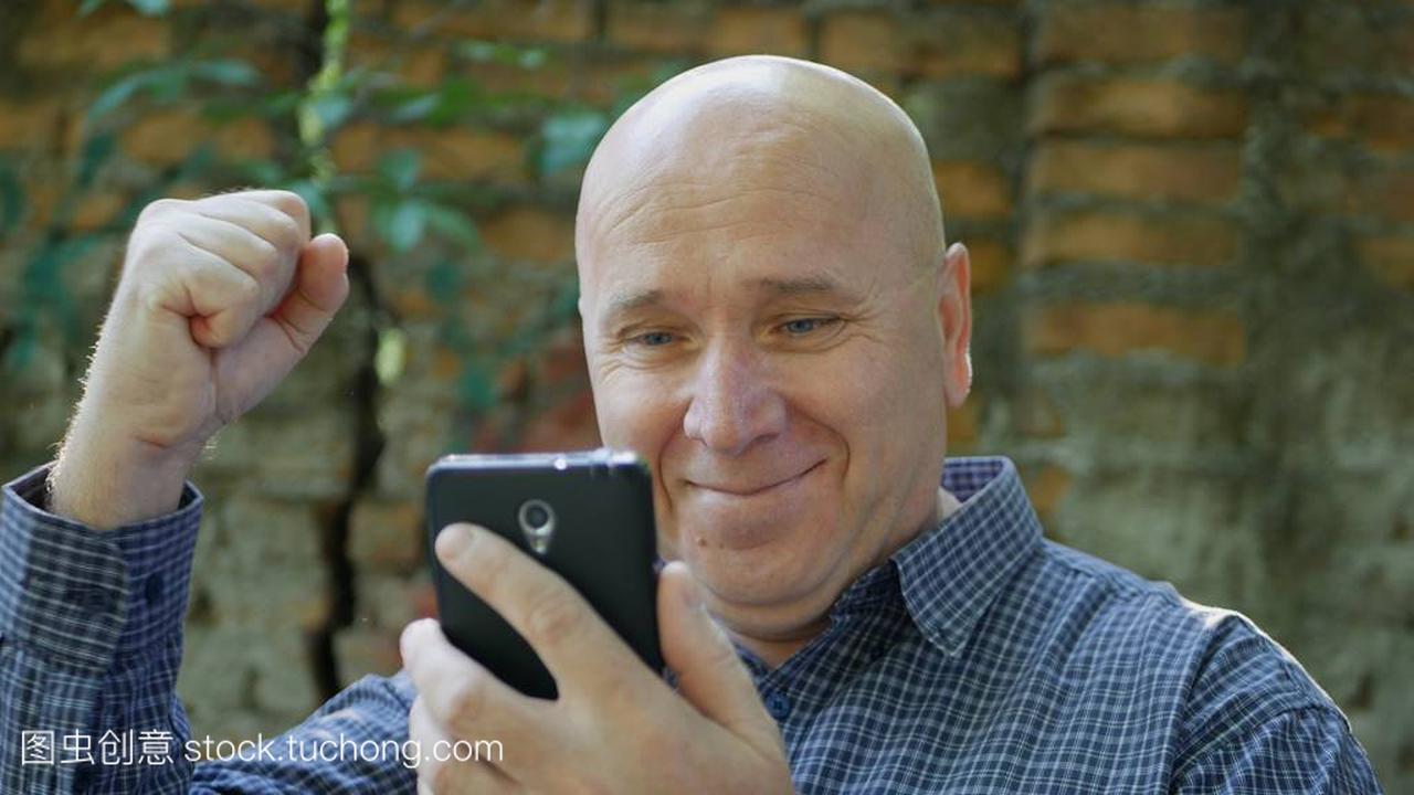 y a Businessman Reading Good News Email o