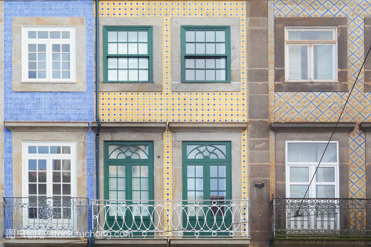 在旅游区,波尔图,葡萄牙老多彩不同房屋外墙