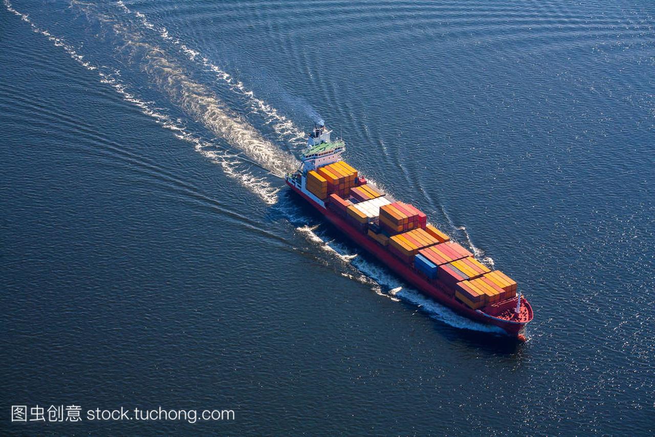 A sea vessel is a container ship at full speed in