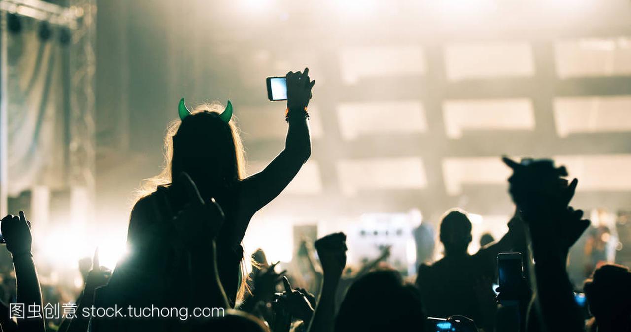 女孩在音乐节上用手机录制视频素材