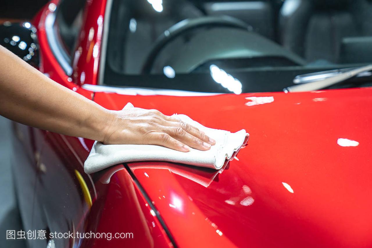 Car detailing - the holds the microfiber in hand 