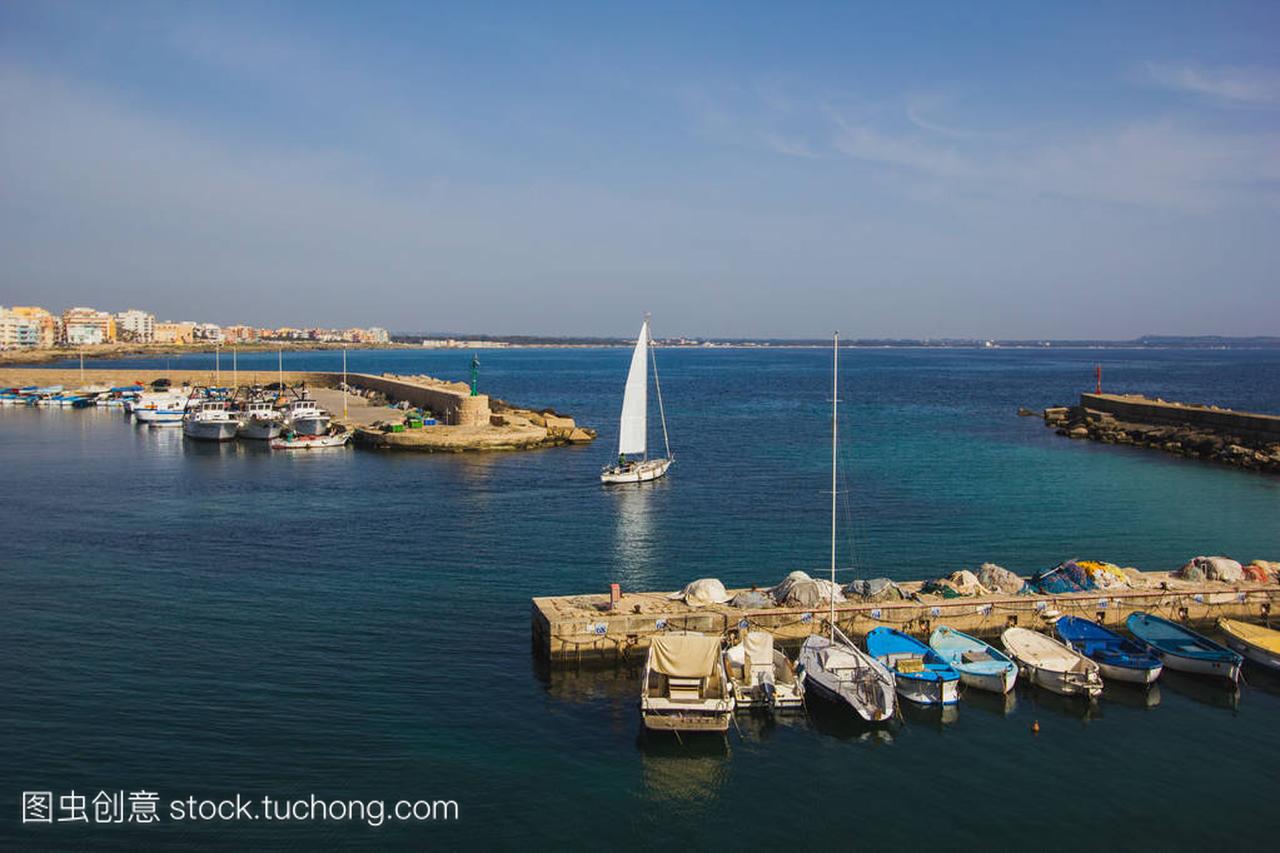 地中海风景与风帆小船在亚得里亚海的绿松石水
