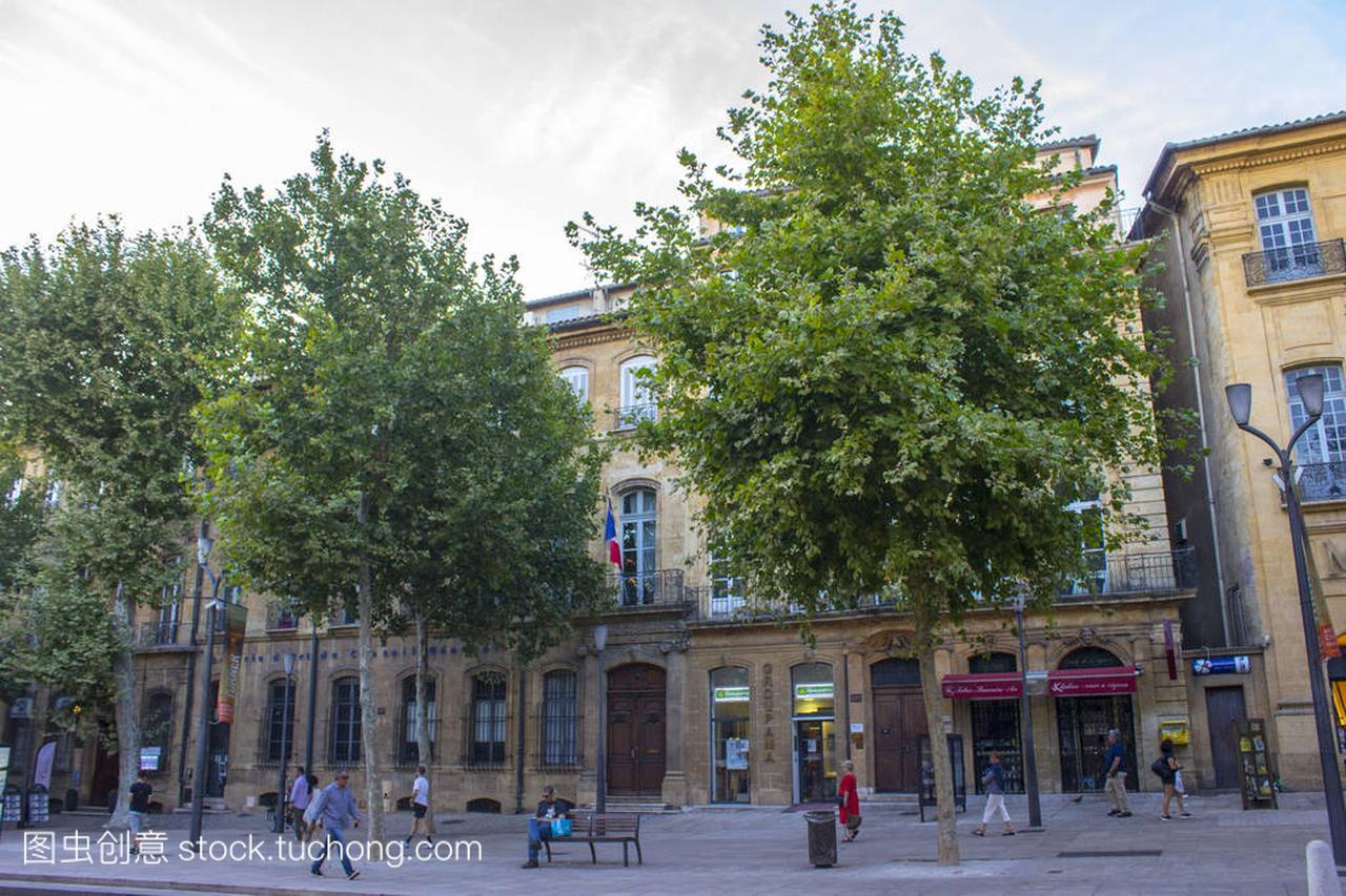 The Cours Mirabeau, a wide thoroughfare in Ai
