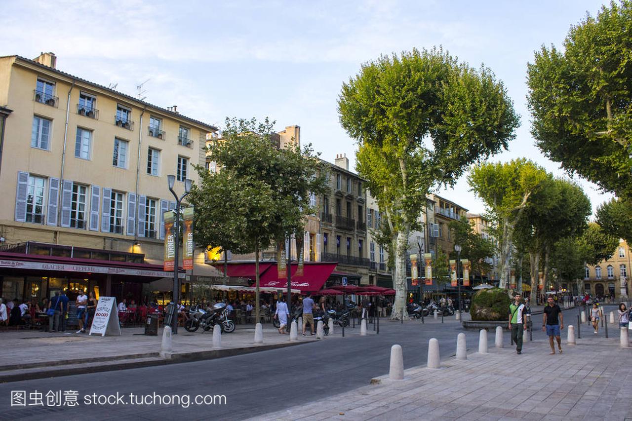 The Cours Mirabeau, a wide thoroughfare in Ai