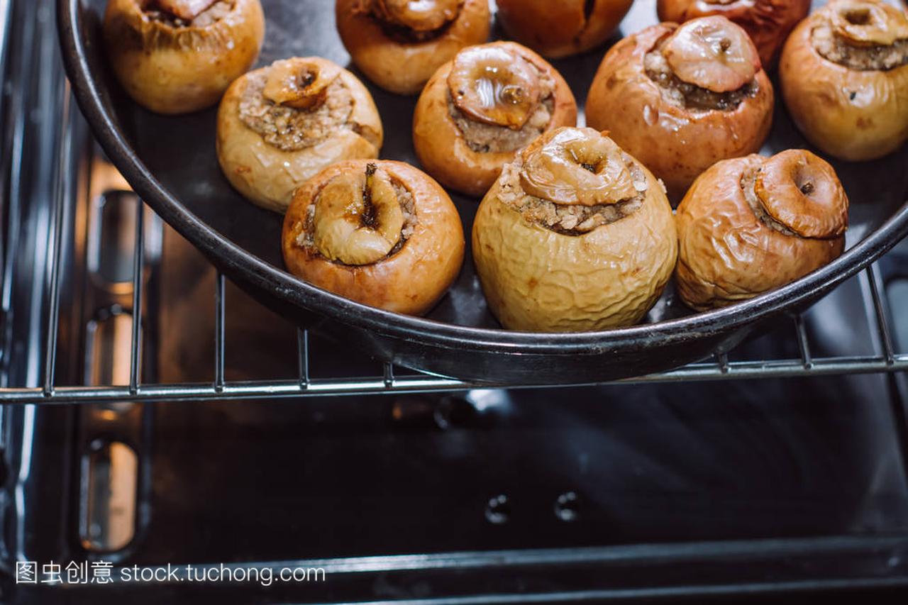 baked apple baking in oven at kitchen