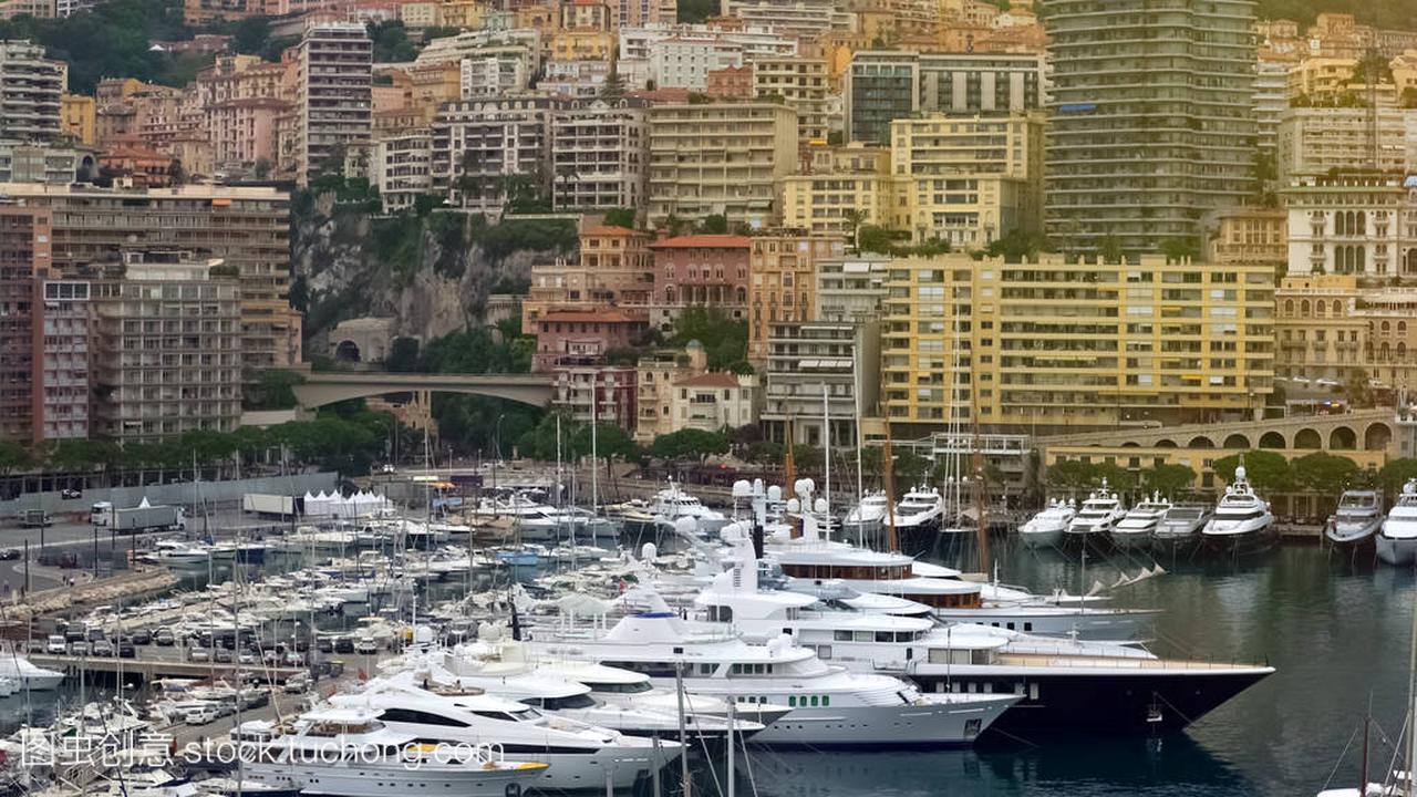 著名的游艇俱乐部在摩纳哥,许多昂贵的船停泊