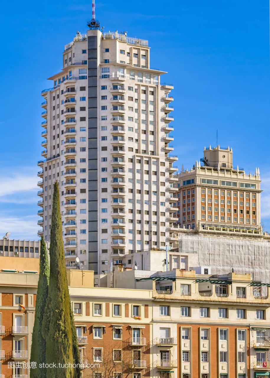 西班牙马德里市其他公寓大楼周围的著名 edifi