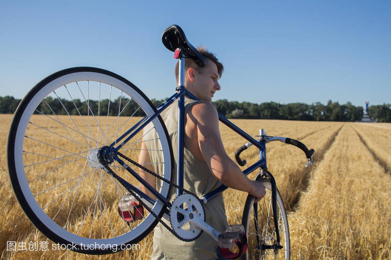g man ride fixed gear bike on the country road, 