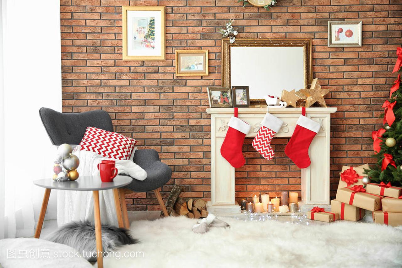 房间内饰与美丽的圣诞树和礼物附近装饰壁炉