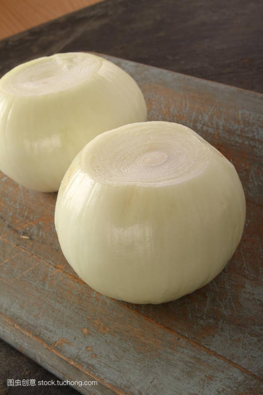 preparing peeled onios on the table