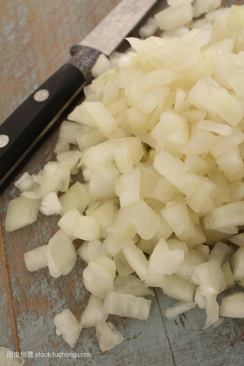 preparing peeled onios on the table