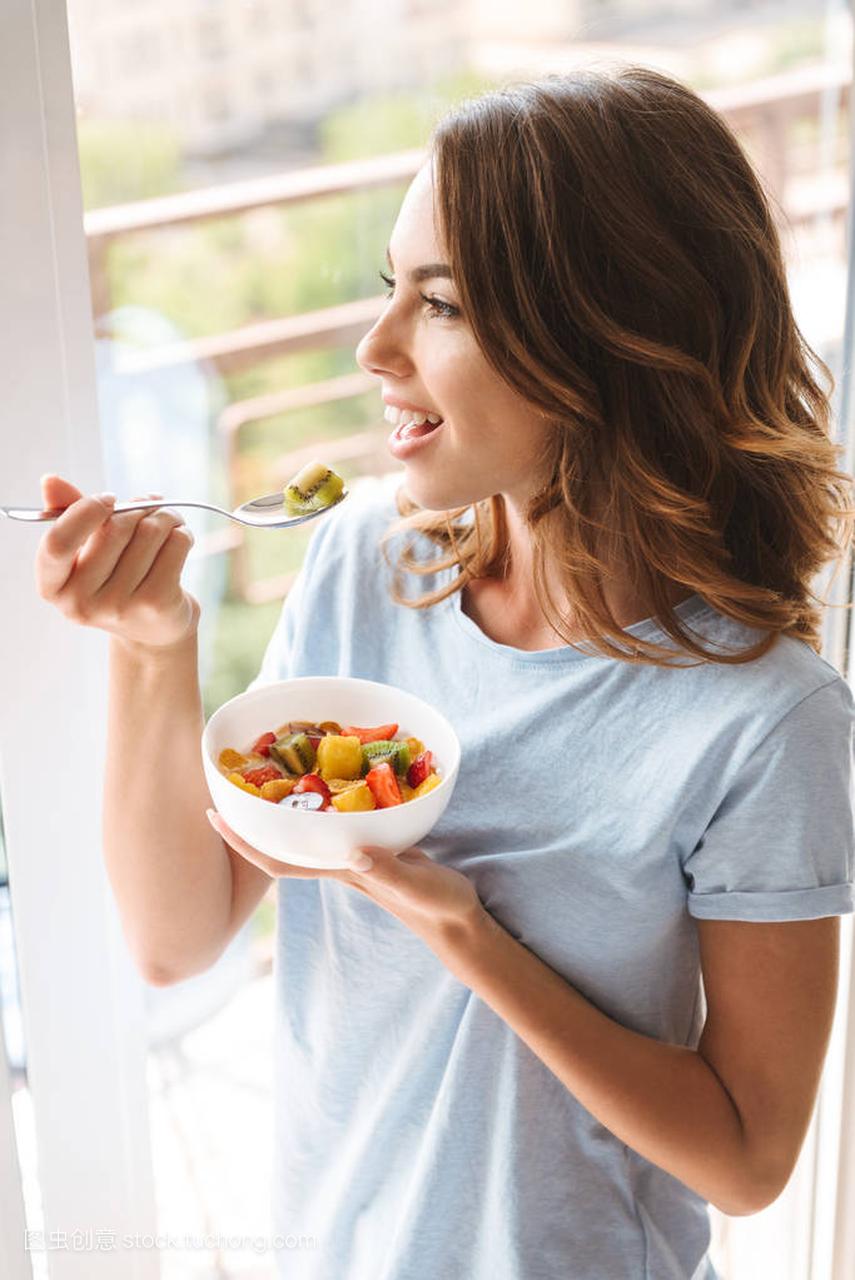 young woman eating healthy breakfast 