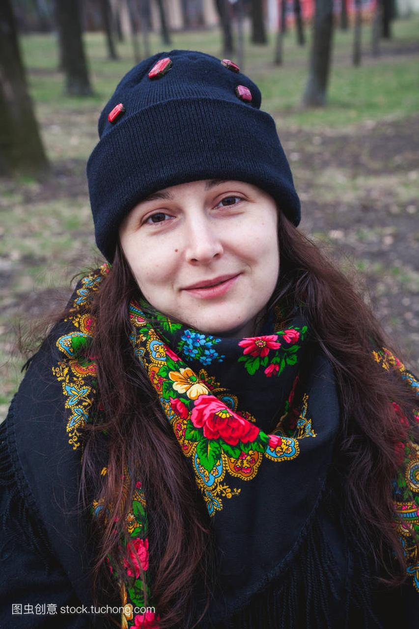 一个长着红头发的漂亮女孩的肖像在围巾传统俄