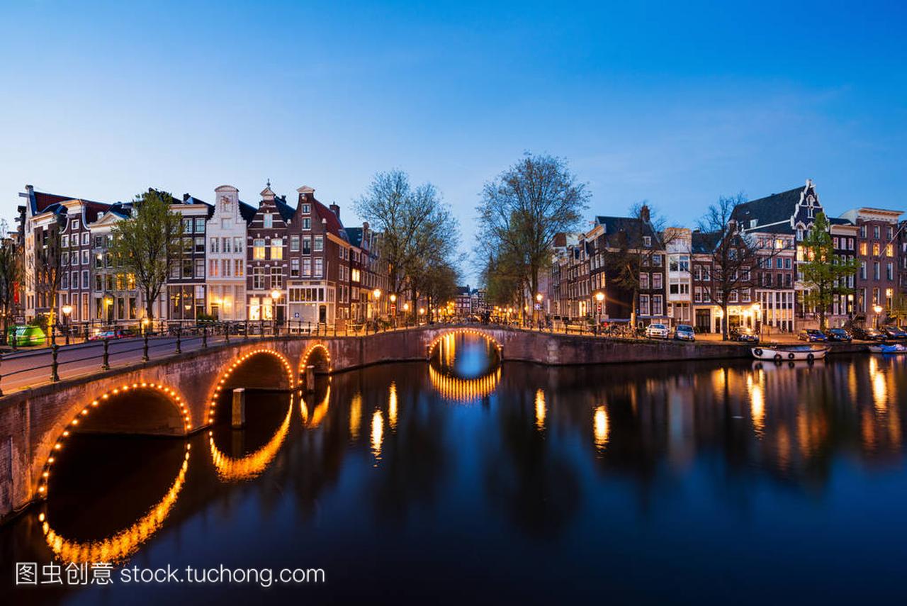 上的阿姆斯特丹运河。阿姆斯特丹是荷兰人口最