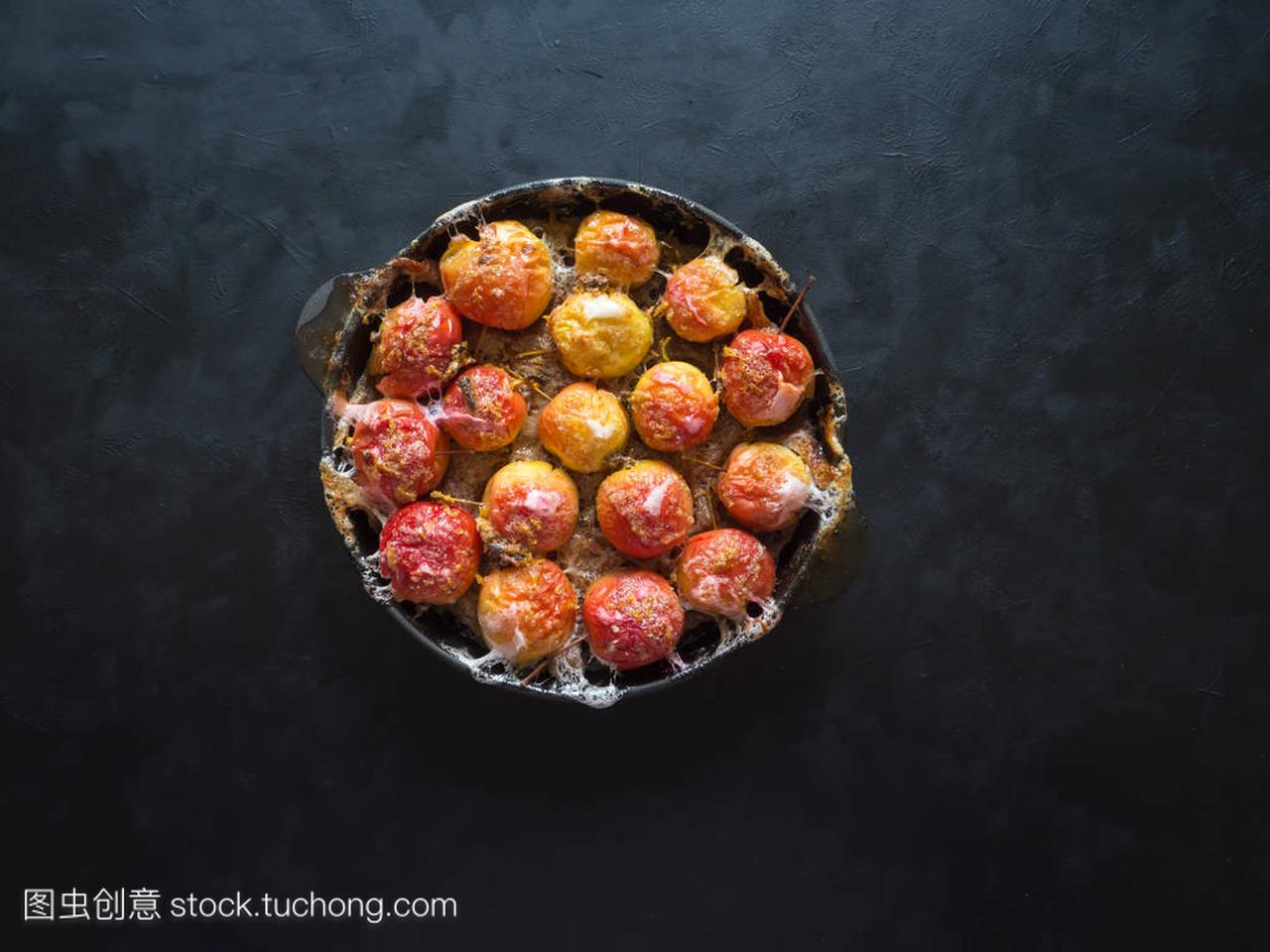 Baked apples in a frying pan with ginger, cinna