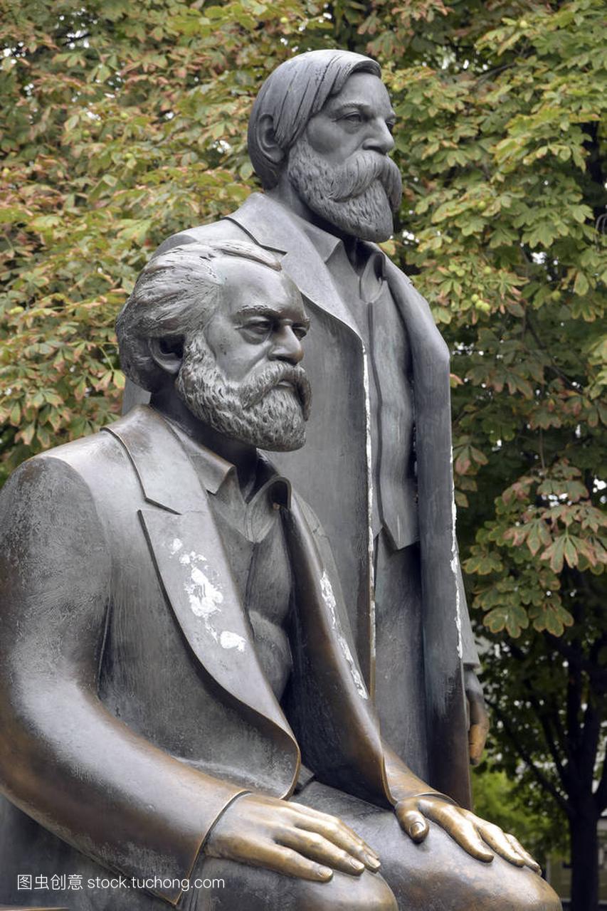 Karl Marx and Friedrich Engels sculpture in the