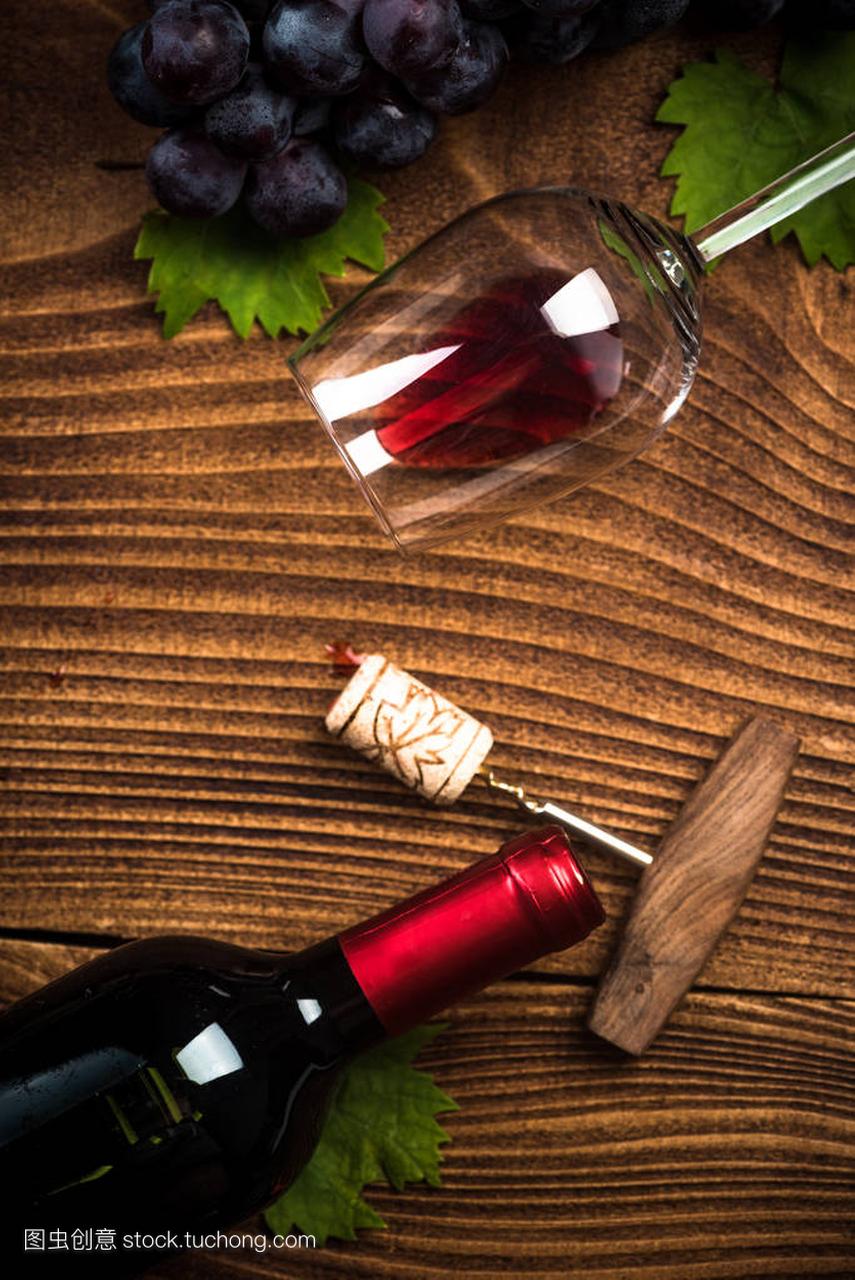 bouteille de vin rouge avec tire-bouchon