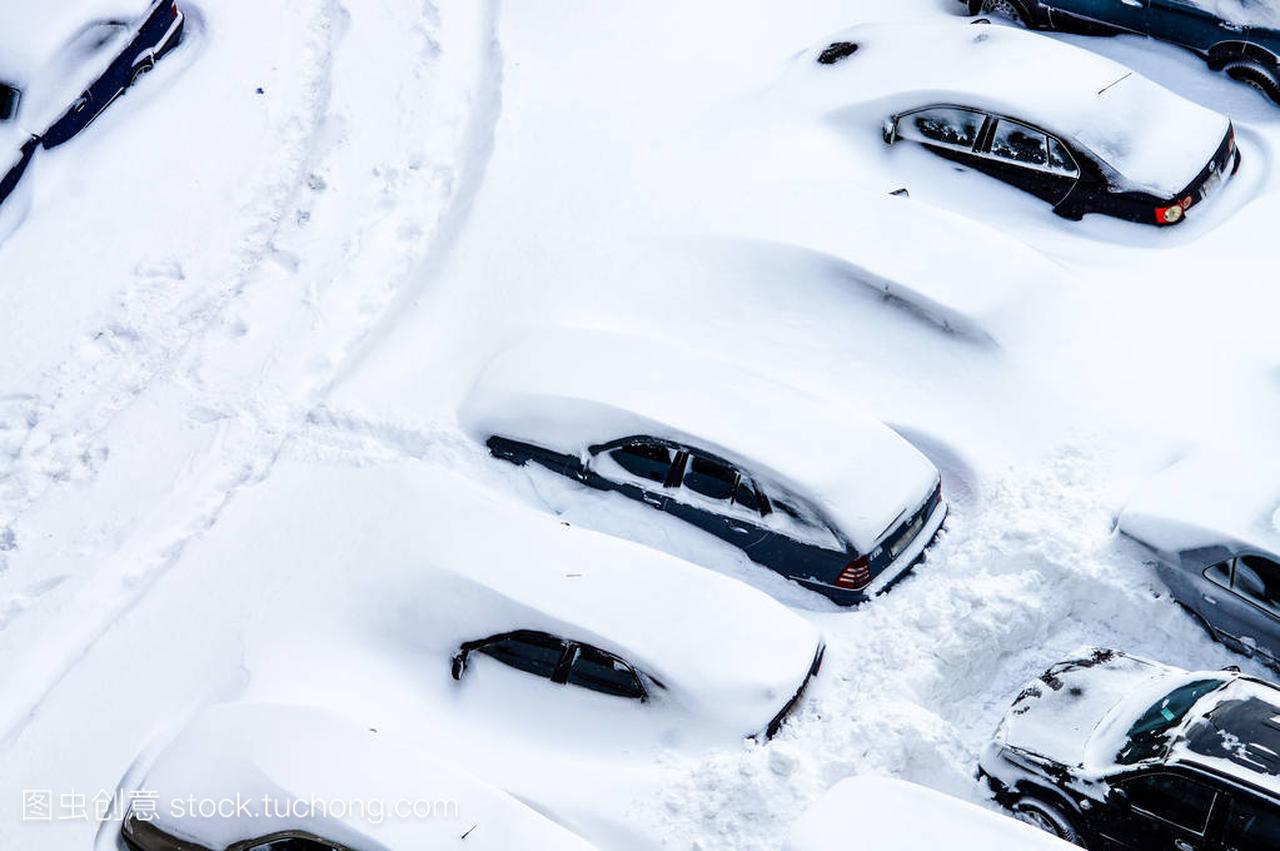 After a snowstorm, cars in the parking lot 