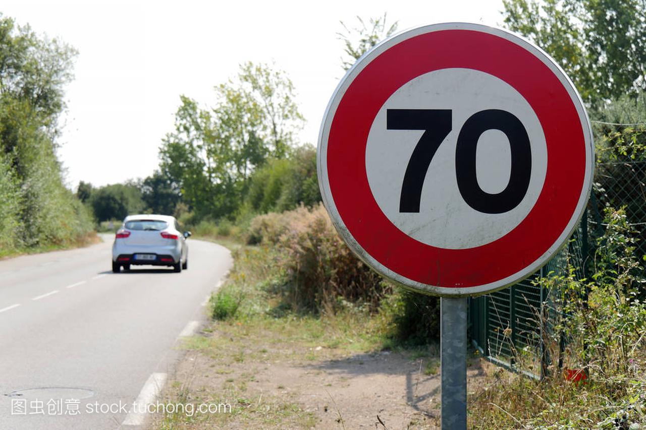 a limit speed at 70 km\/h on the french roads