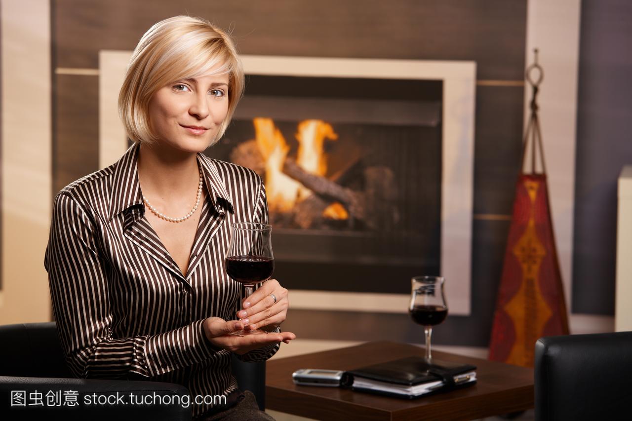 坐,坐着,女人,坐位,壁炉,一个,衬衫,葡萄酒,30岁