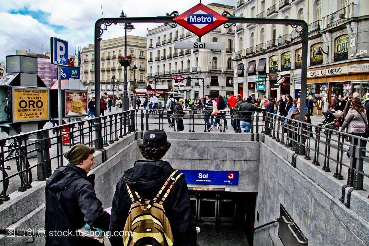 地铁在西班牙马德里的普尔塔索尔广场的地铁上