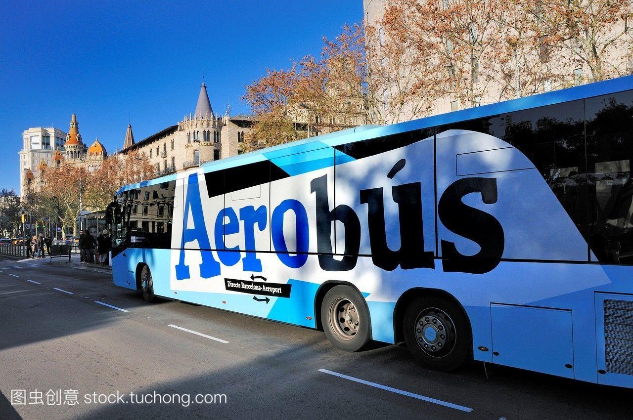 位于西班牙巴塞罗那客机穿梭巴士从市中心到机