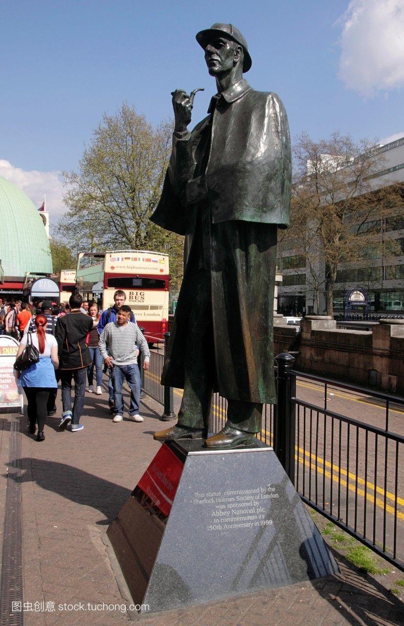 伦敦贝克街地铁站外的夏洛克·福尔摩斯雕像。