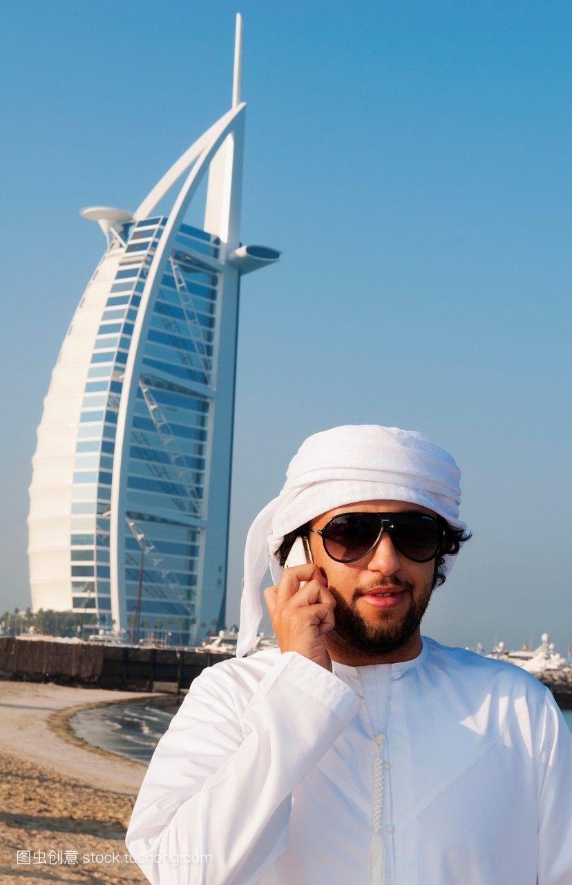 在阿联酋迪拜的世界上只有7星级酒店的阿联酋阿拉伯人，在阿联酋的海滩上，拥有豪华的酒店和水。