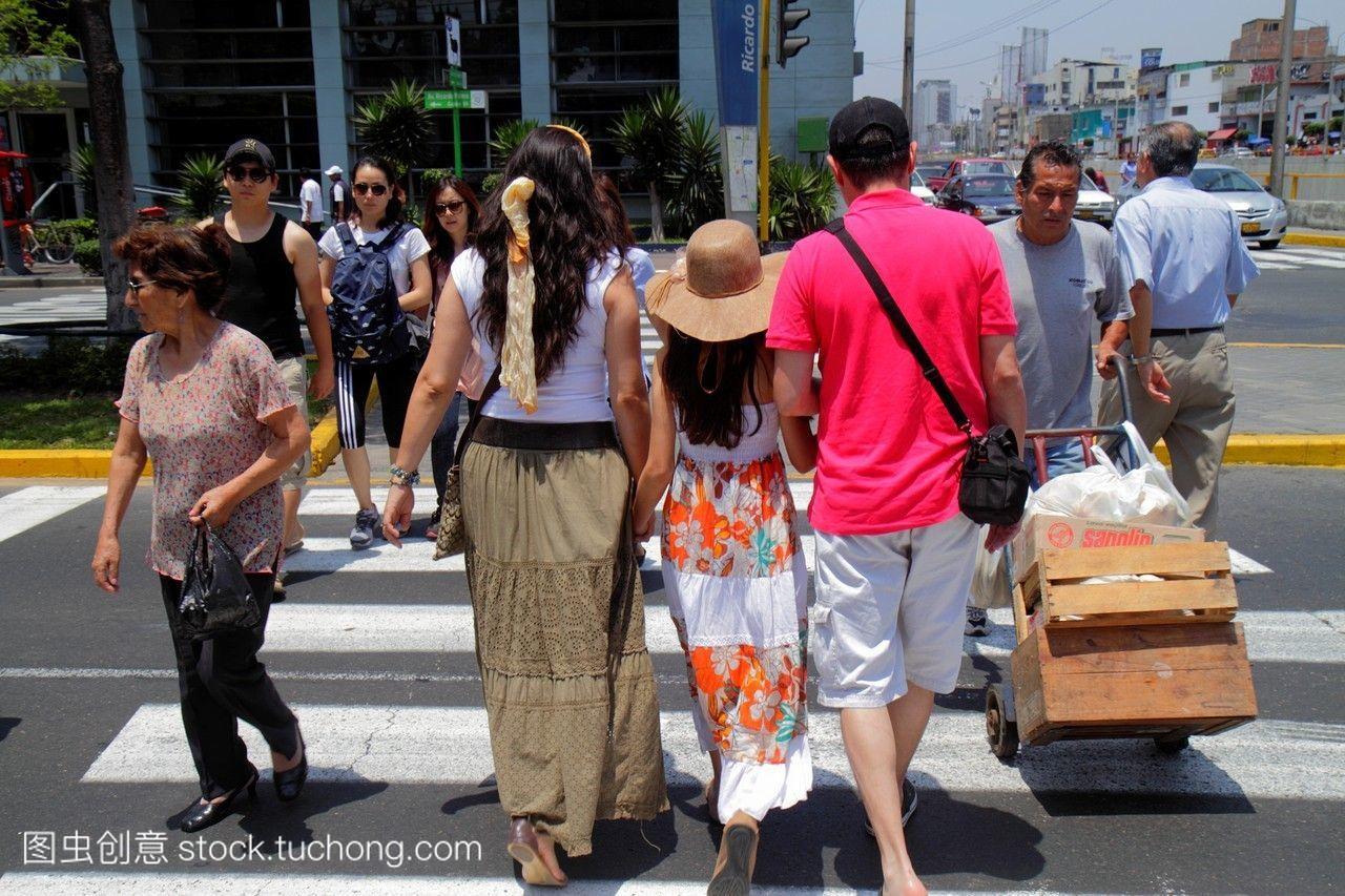 卡多帕尔马街景路口路口红绿灯西班牙人男人女